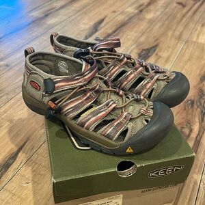 Keen Newport H2 youth  Waterproof Sandals Size 2 Boys